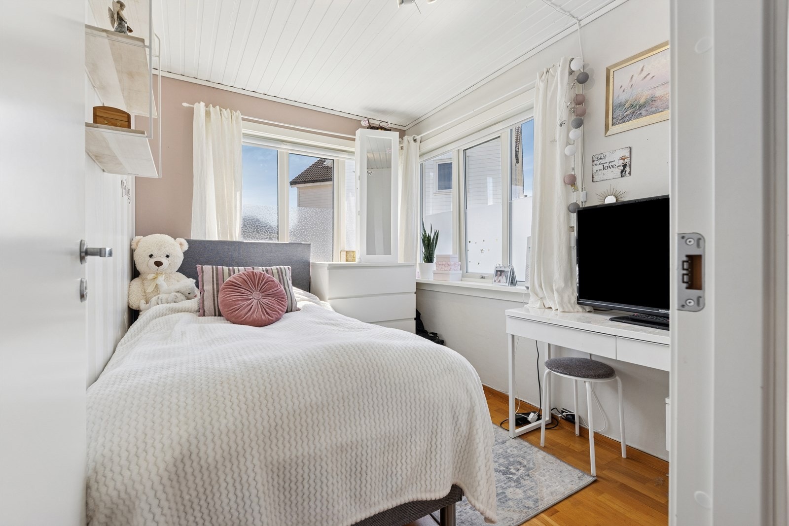 Soverom 2 har store vindusflater og rommer seng på 120cm i dagens løsning. Galleribilde