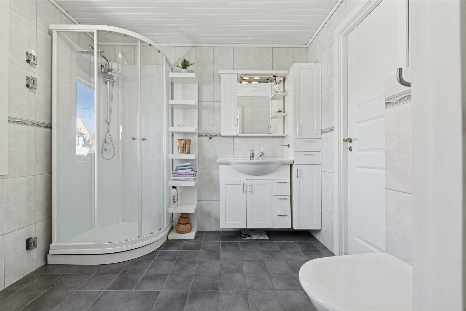 Badet har flislagt gulv og vegger - med varmekabler i gulv. Galleribilde