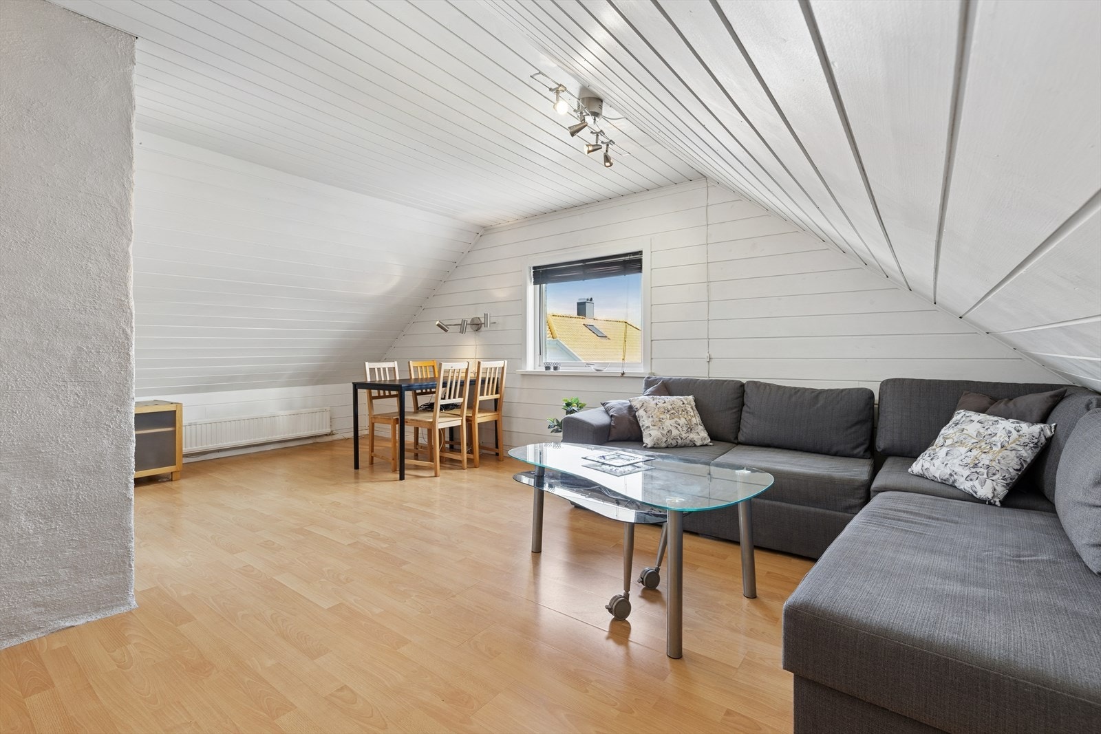 Leiligheten har også en separat enhet på loftet. Loftet er ikke godkjent som utleiedel. (se punkt ferdigattest/brukstillatelse). Galleribilde