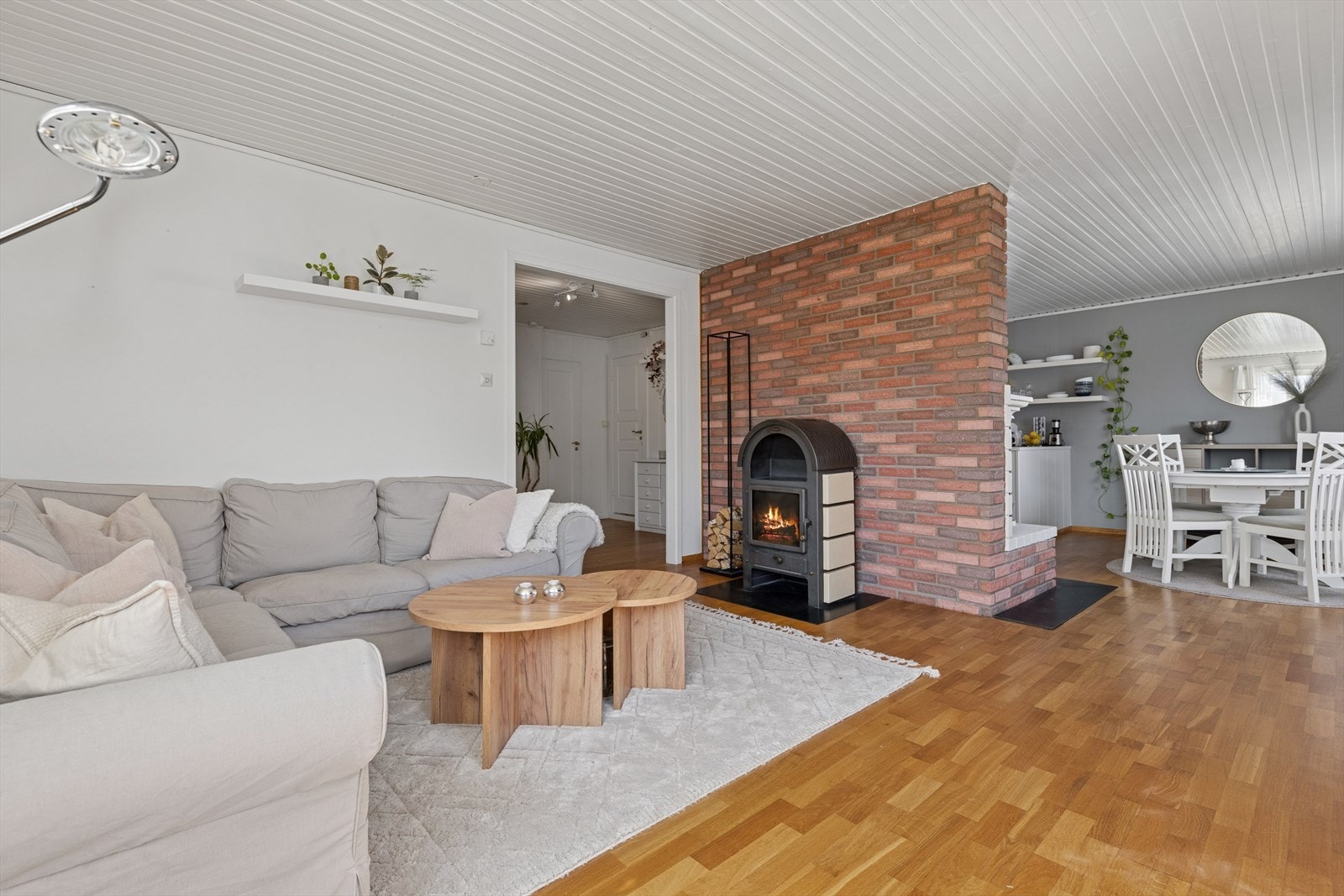 Leiligheten er i en tidløs stil med gulv av parkett og vegger med tapet og malte plater. Galleribilde