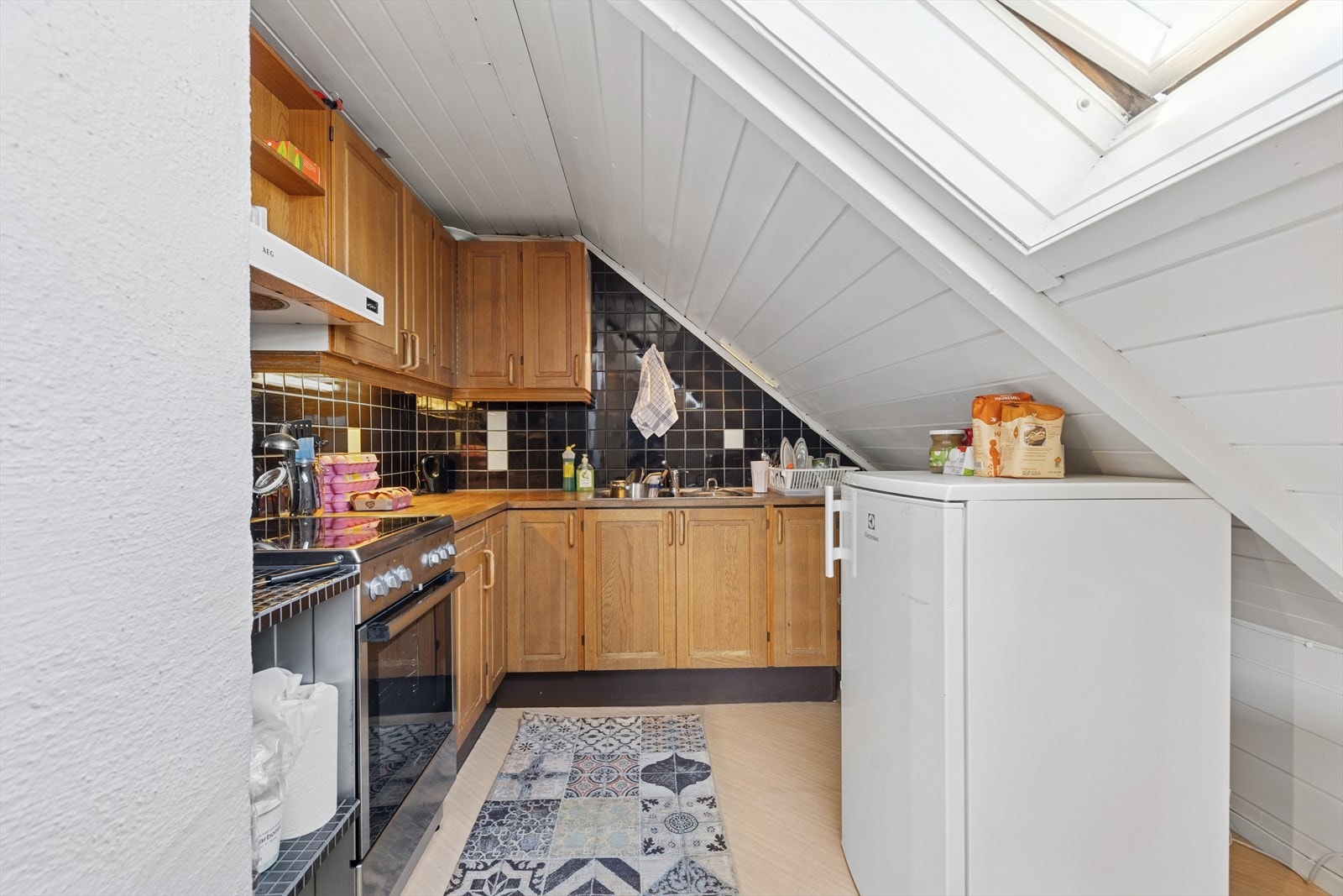 Kjøkkenet har innredning med profilerte fronter og benkeplate av laminat. Galleribilde