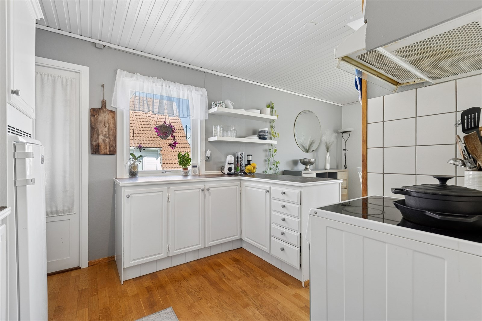 Her har man rikelig med skap- og benkeplass. Galleribilde