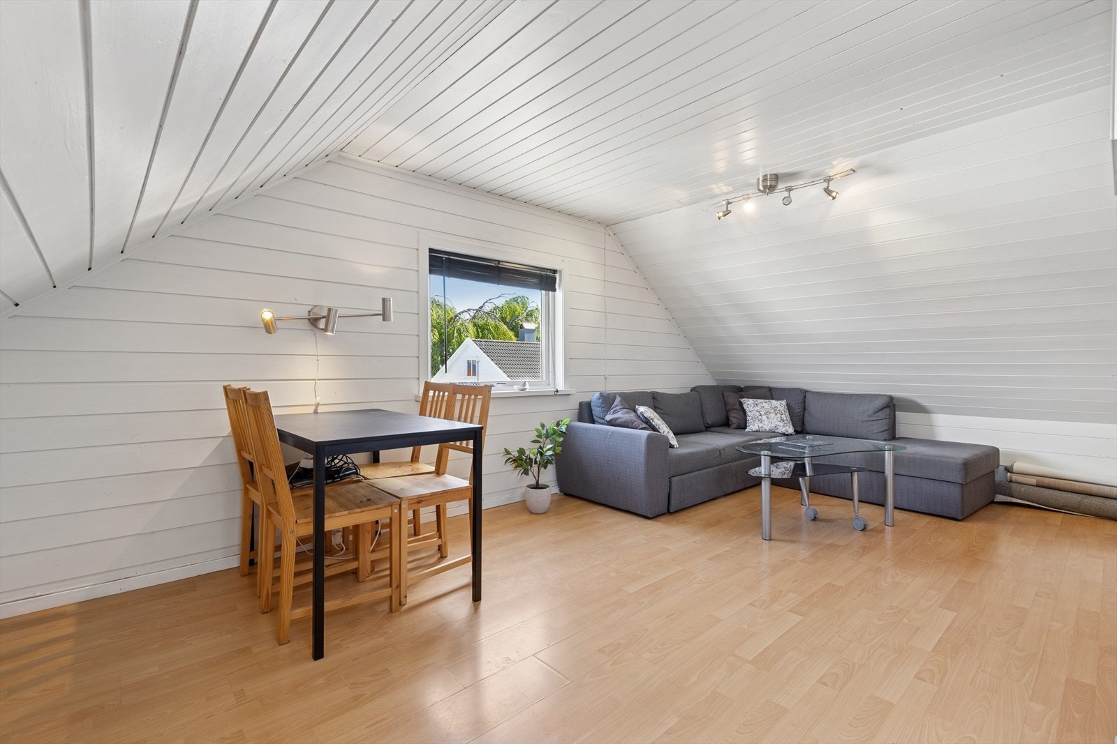 Loftet er innredet med stue, soverom, kjøkken og bad, og har egen strømmåler. Galleribilde