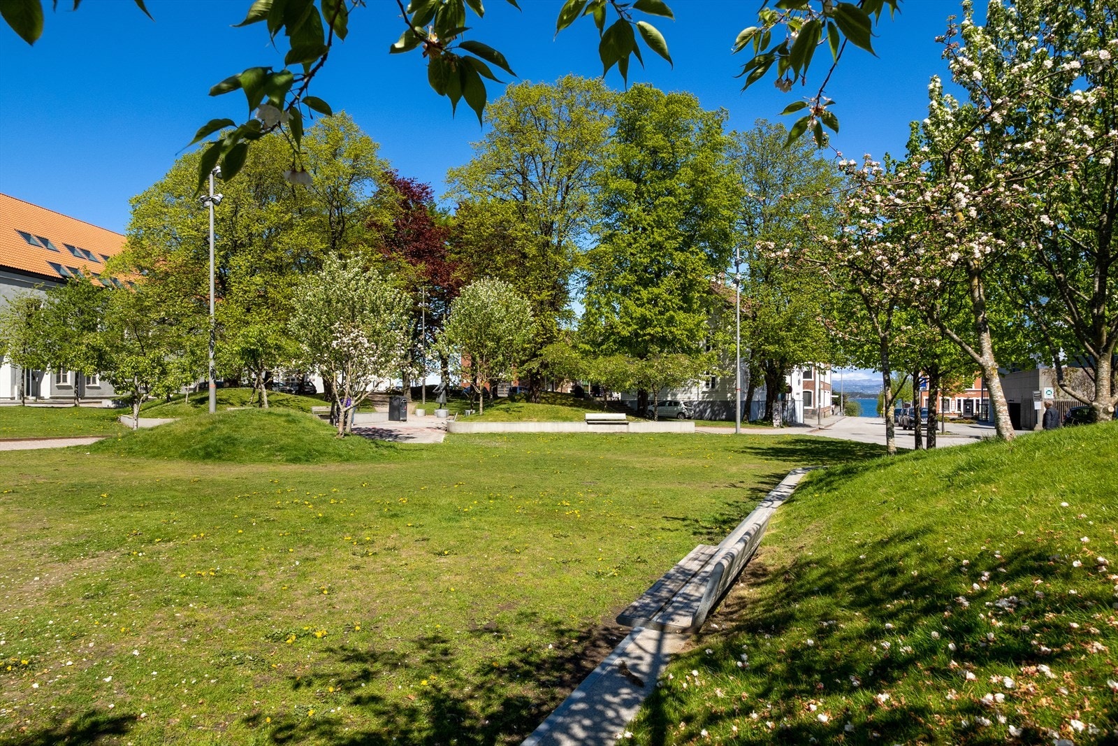 I nærheten har man også det urbane Stavanger Øst som byr på restauranter, caféer, apotek, dagligvarehandel, treningssentre samt sosiale fellesparker. Galleribilde