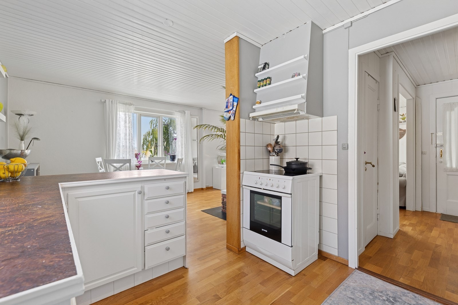 Kjøkkenet har tilkomst fra stue og gang. Galleribilde