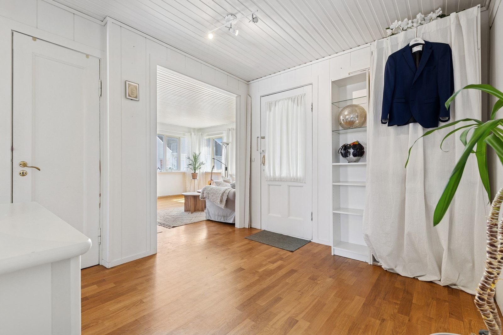 Entréen er romslig, og med god plass til garderobeløsninger - Velkommen inn! Galleribilde