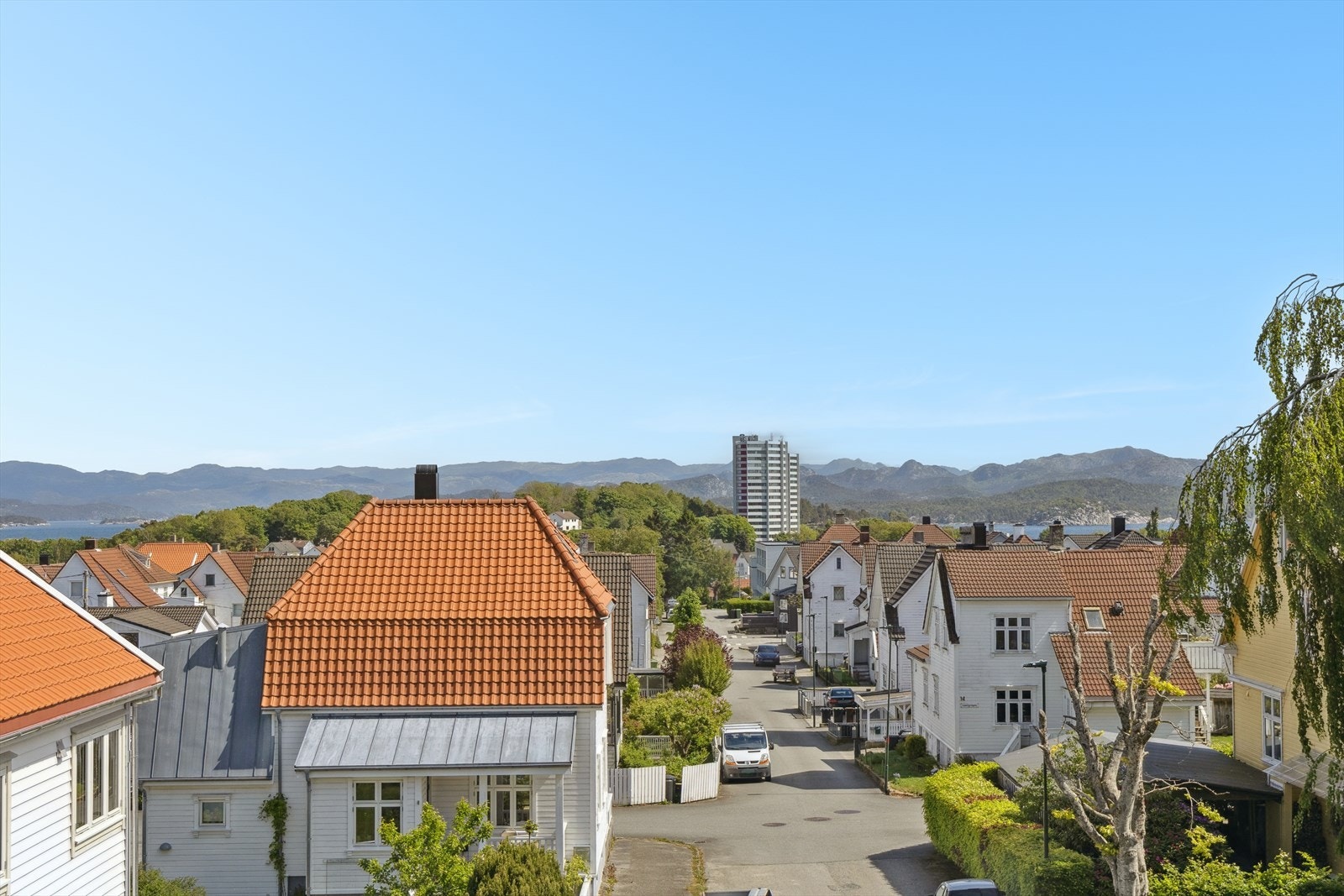 Utsikt fra fjell og fjord fra stue. Umiddelbar nærhet til byens fineste tursti. Galleribilde