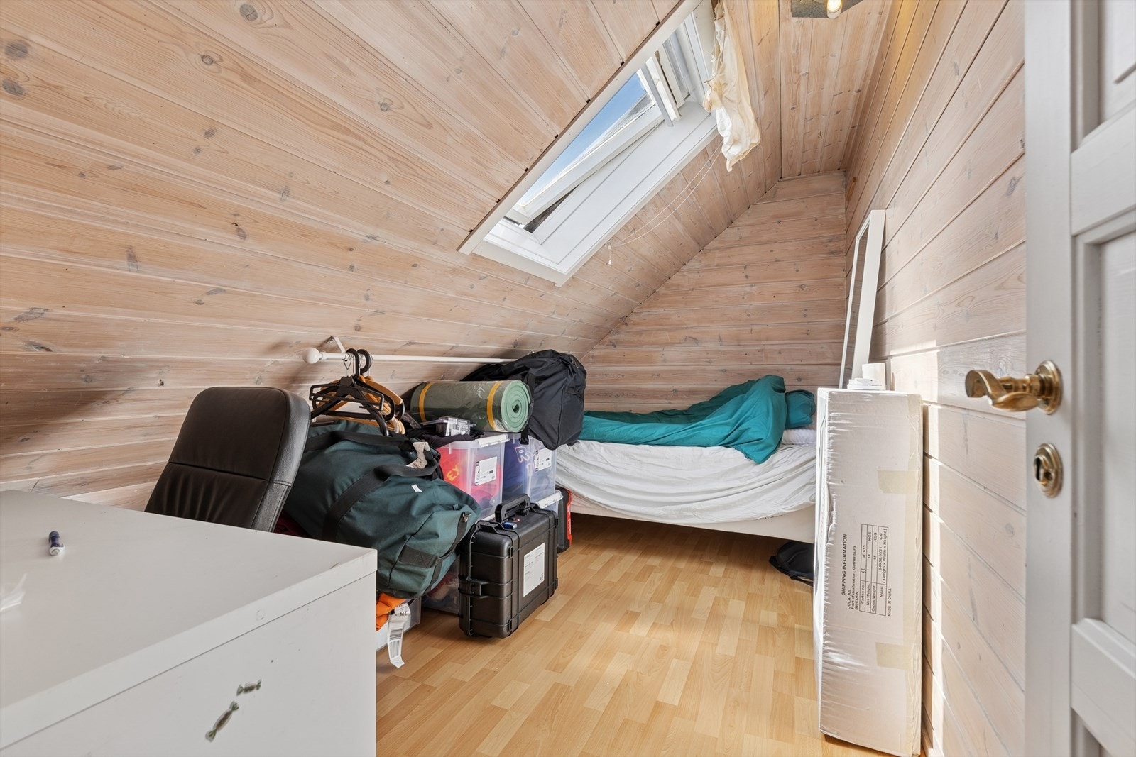 Rom på loft innredet som soverom. Galleribilde