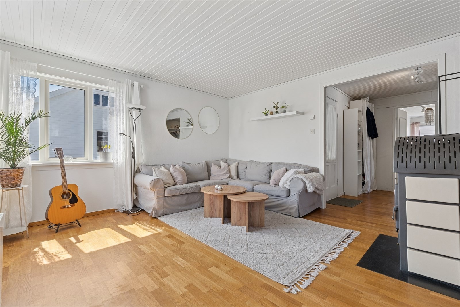 Stuen er luftig og lys med store vindusflater som slipper inn rikelig med naturlig lys. Galleribilde