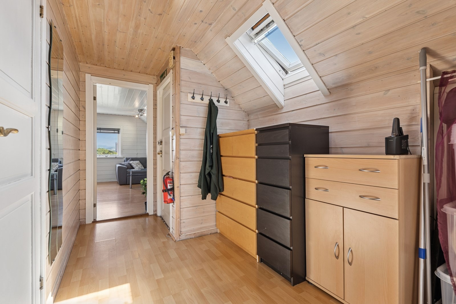 Gangen på loft er romslig for diverse lagring. Galleribilde