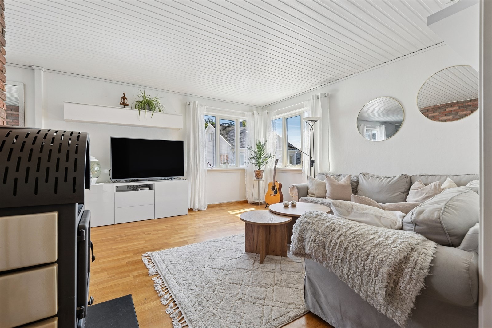 Romslig nok til å romme både sofahjørne, tv-hjørne og bord. Galleribilde