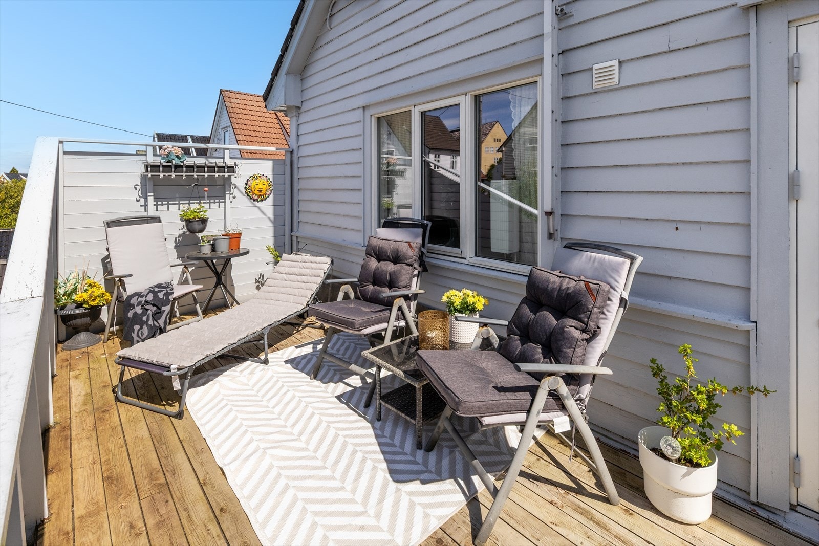 2. etasjen har en romslig vest-vendt balkong med helt fantastiske solforhold, fra tidlig ettermiddag og helt utover kvelden. Galleribilde