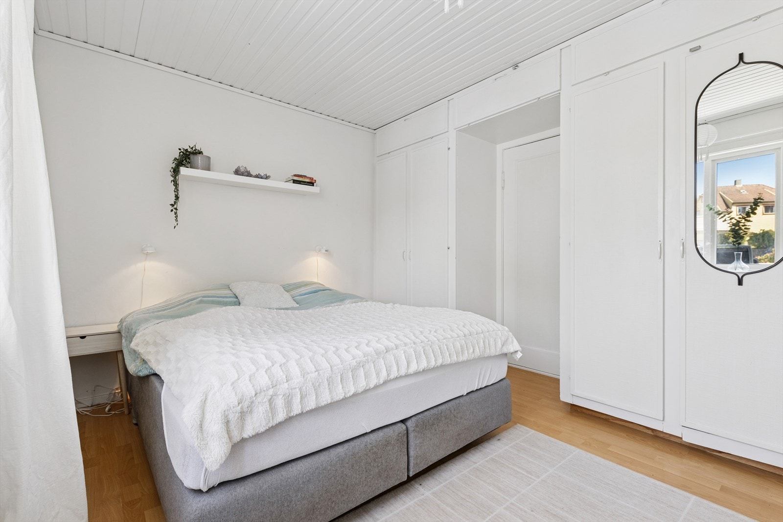 Boligens hovedsoverom er av god størrelse - med plass til dobbeltseng og garderobeskap. Galleribilde