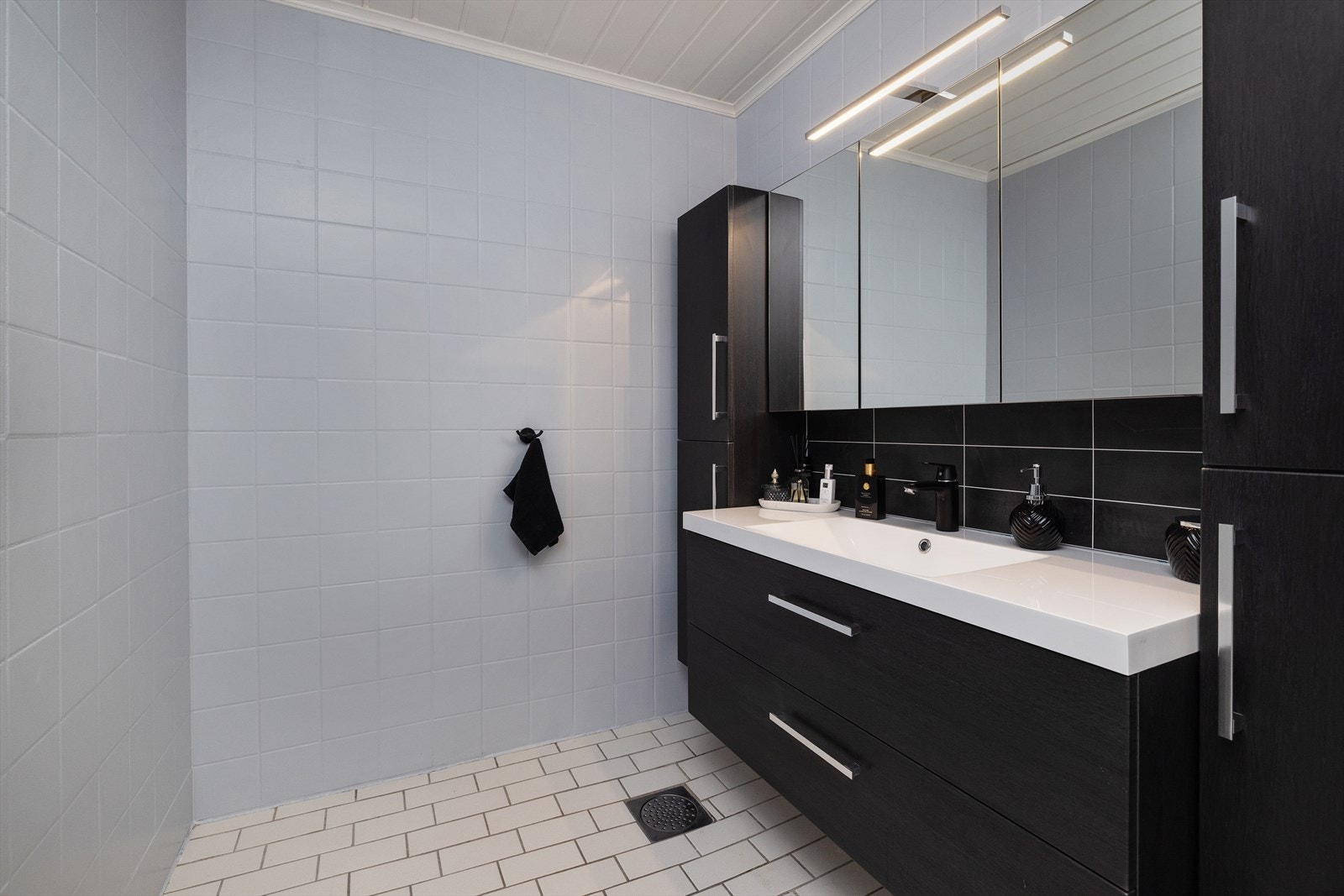 God oppbevaringsplass i skuffer og høyskap. Galleribilde