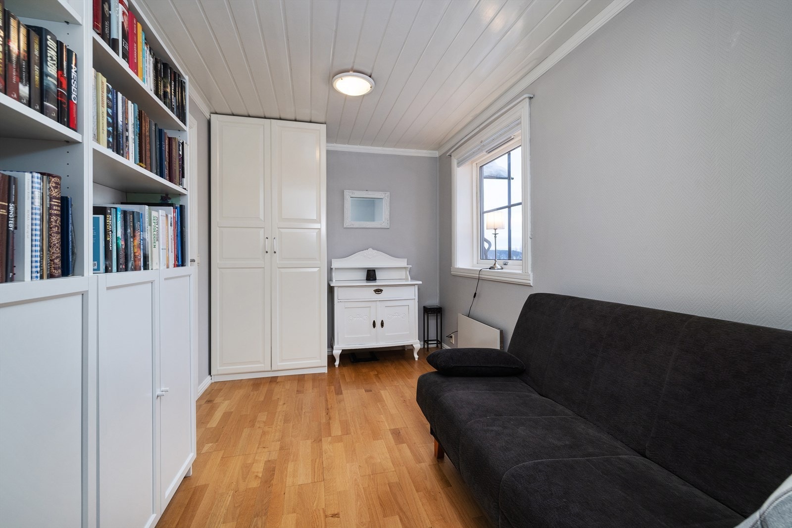 Et fleksibelt rom som i dag benyttes som bibliotek og ekstra soveplass. Galleribilde