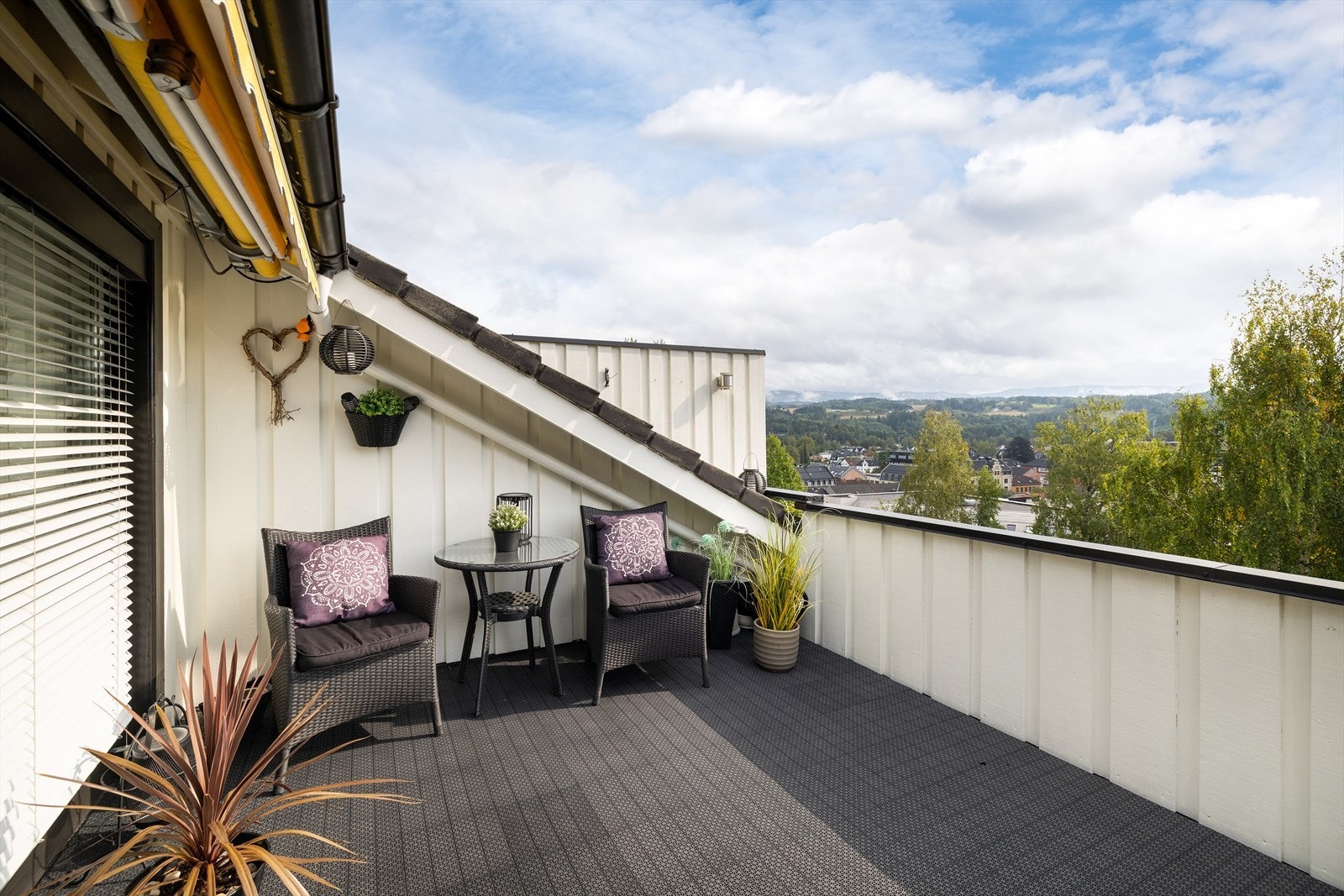 En lun krok på verandaen, perfekt for en mindre sittegruppe. Galleribilde