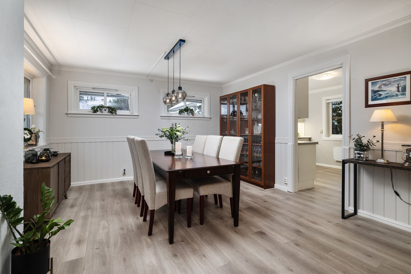 Spisestuen ligger i praktisk tilknytning til kjøkkenet. Galleribilde