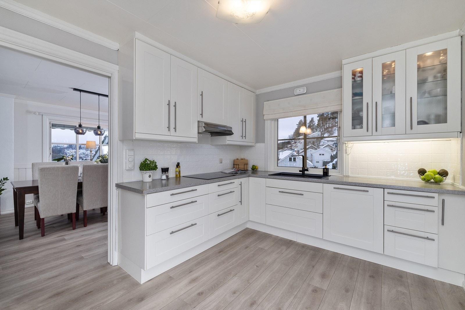 Lyst og tidløst kjøkken med rikelig skap- og benkeplass. Galleribilde