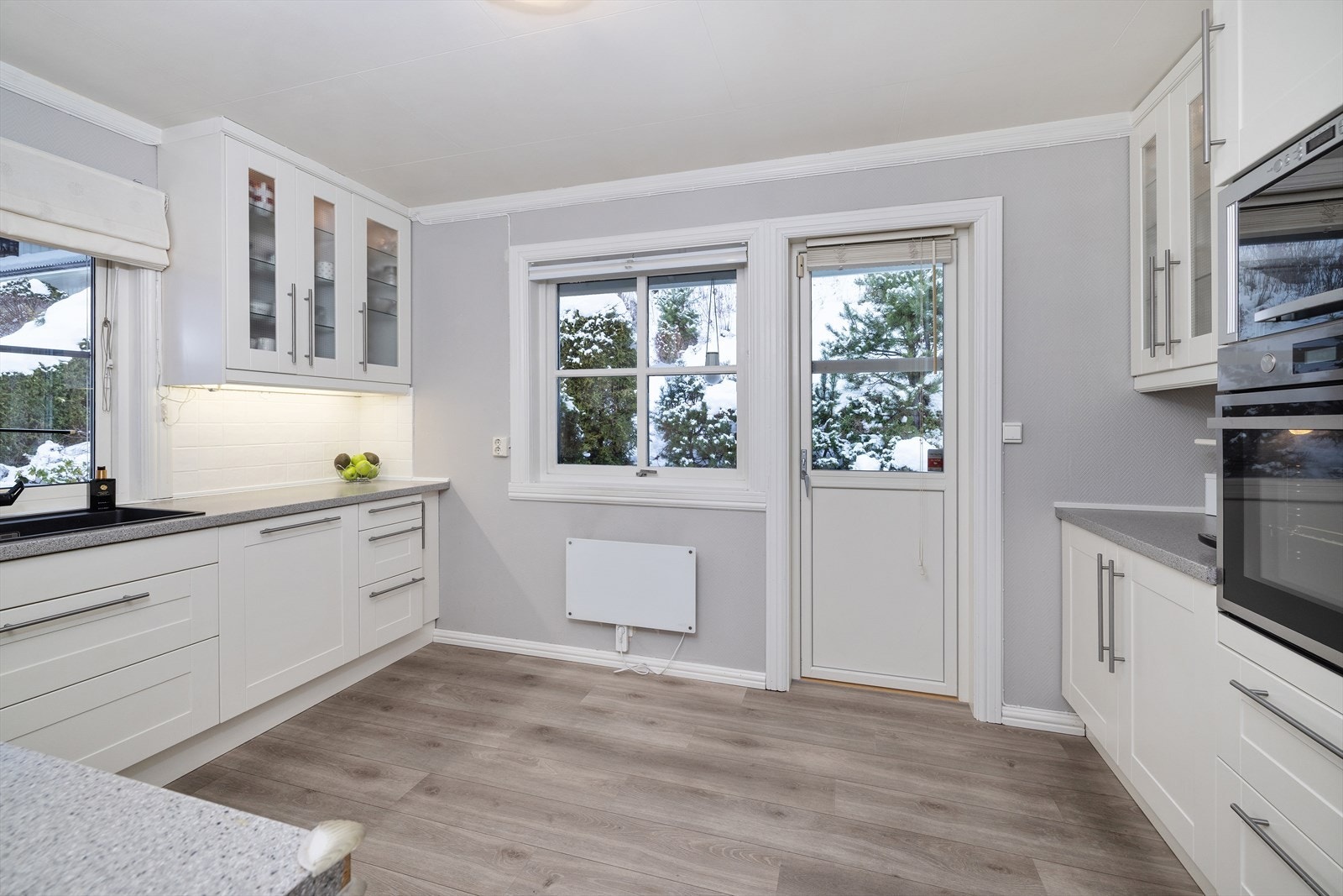 Fra kjøkkenet er det egen utgang til uteområdet på baksiden av boligen. Galleribilde