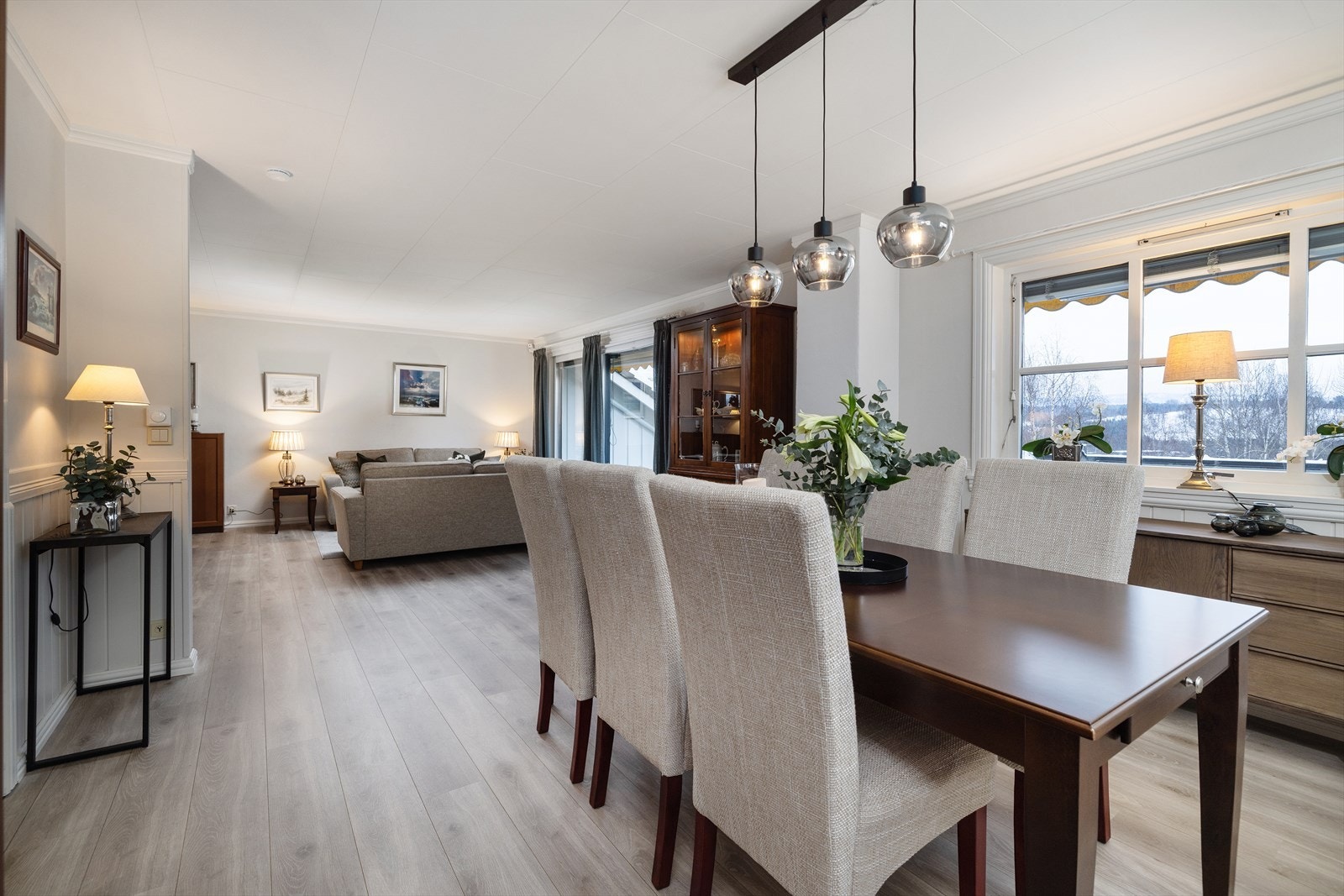 Spisestuen har god plass til langbord for hyggelige sammenkomster. Galleribilde