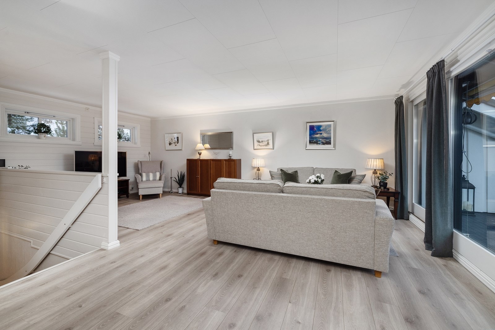 Fra stuen er det direkte utgang til den store, usjenerte verandaen. Galleribilde