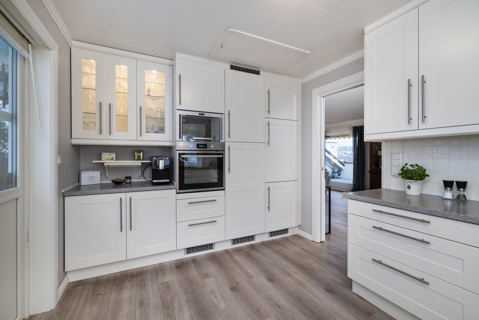 Kjøkkenet er utstyrt med integrert stekeovn og mikrobølgeovn i god arbeidshøyde. Galleribilde