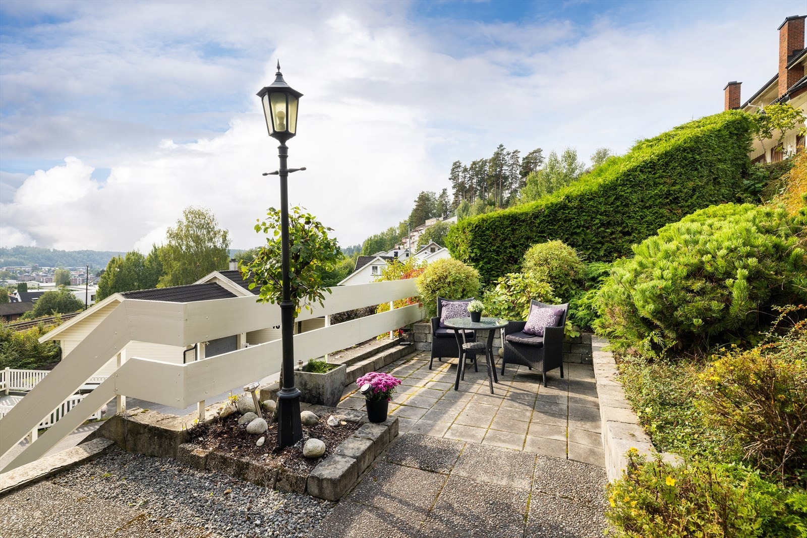 Uteplassen er omkranset av hekk og beplantning. Galleribilde