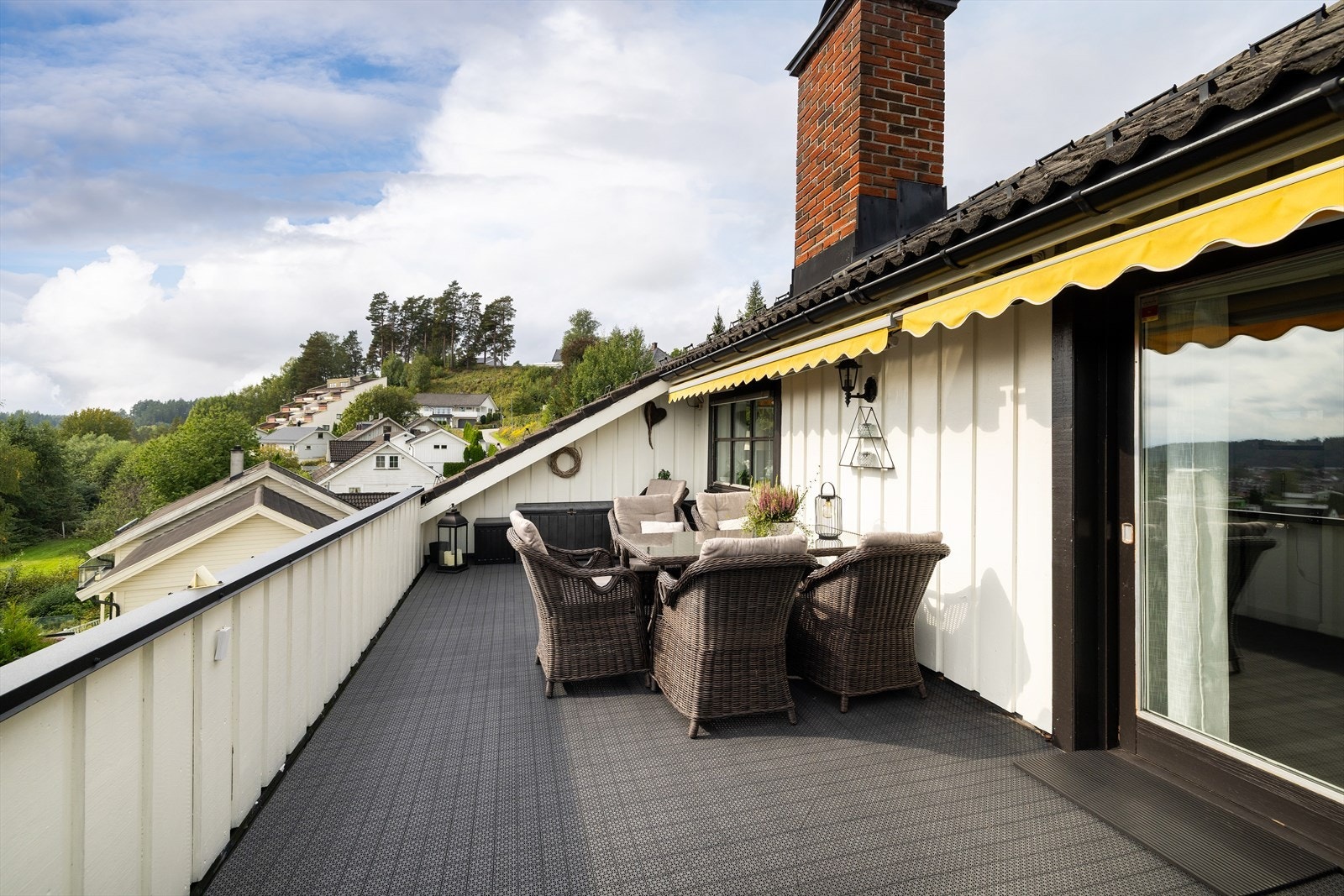 Den store verandaen er et flott uterom med god plass til en romslig sittegruppe. Galleribilde