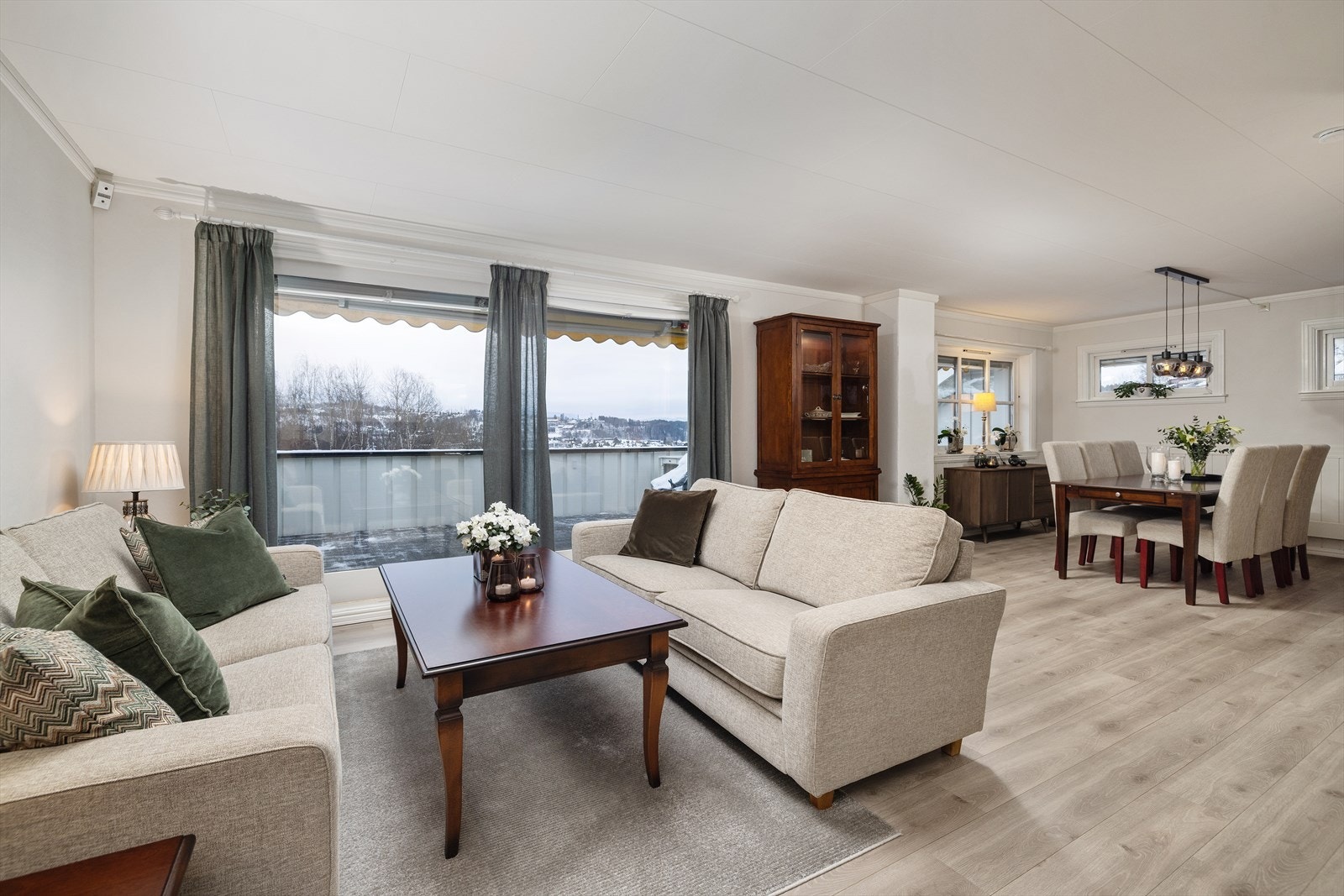 Den åpne løsningen skaper en sosial og luftig atmosfære i boligens hovedetasje. Galleribilde