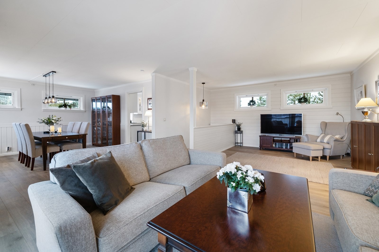 En romslig og åpen stue med god plass til både sofagruppe og spisebord. Galleribilde