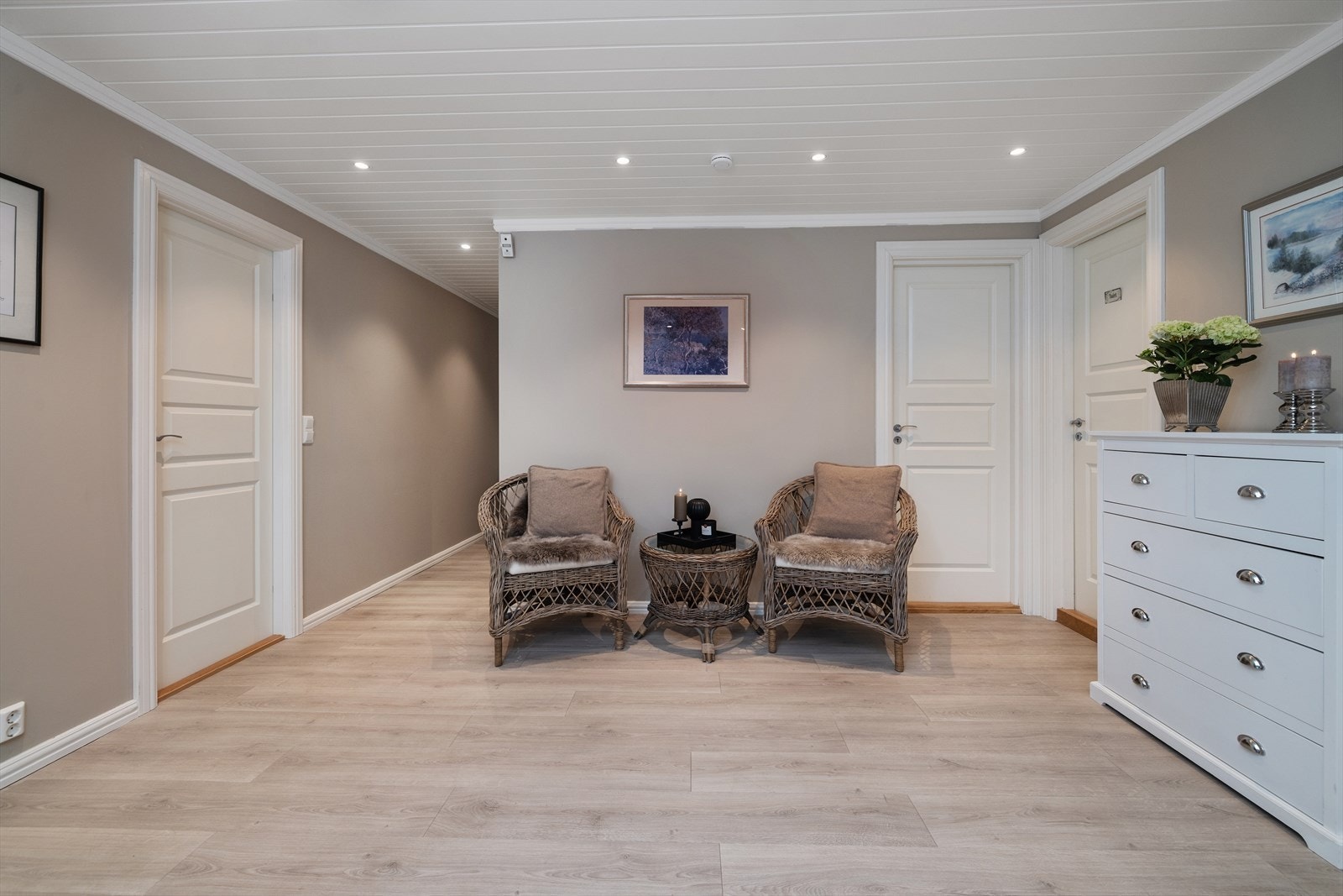 Hallen er romslig og fungerer som et bindeledd mellom etasjens rom. Galleribilde