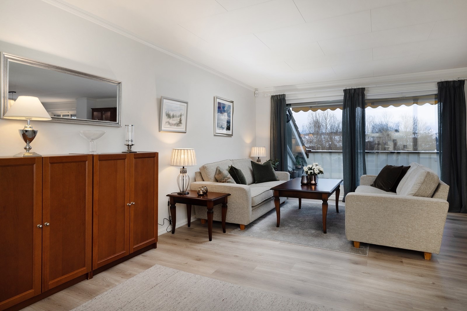 Store vindusflater slipper inn rikelig med dagslys. Galleribilde