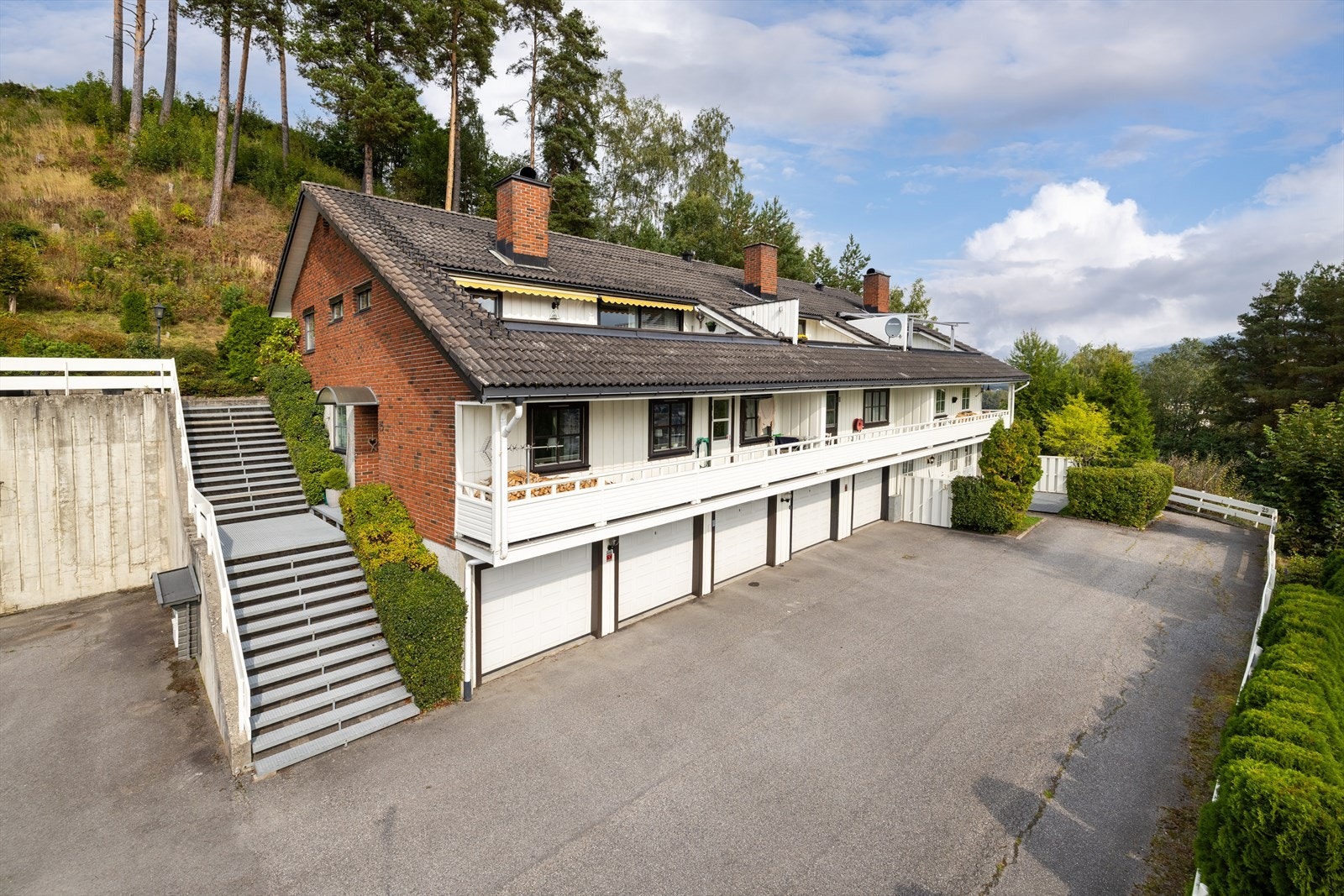 Boligen disponerer egen dobbeltgarasje i felles garasjerekke. Galleribilde