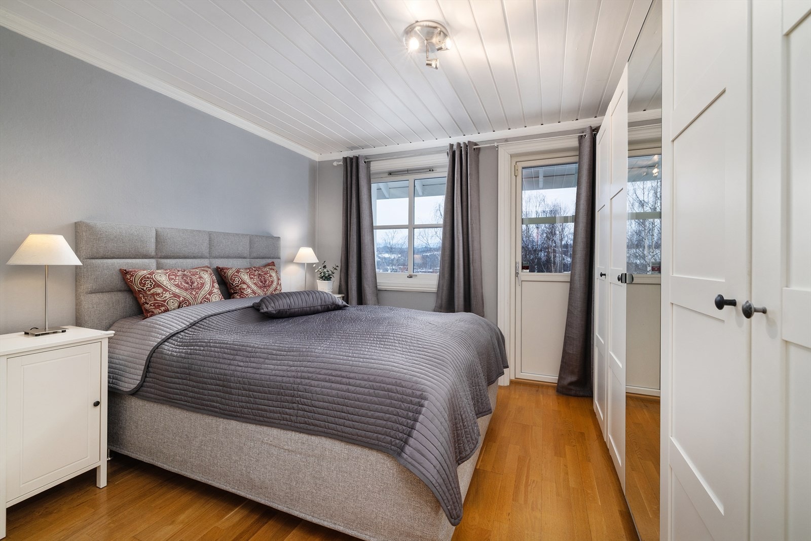 Rommet har rikelig med oppbevaringsplass i garderobeskap og utgang til en luftebalkong. Galleribilde