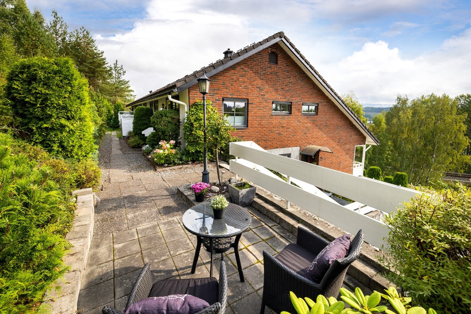 På baksiden av boligen finnes en skjermet og steinbelagt uteplass. Galleribilde