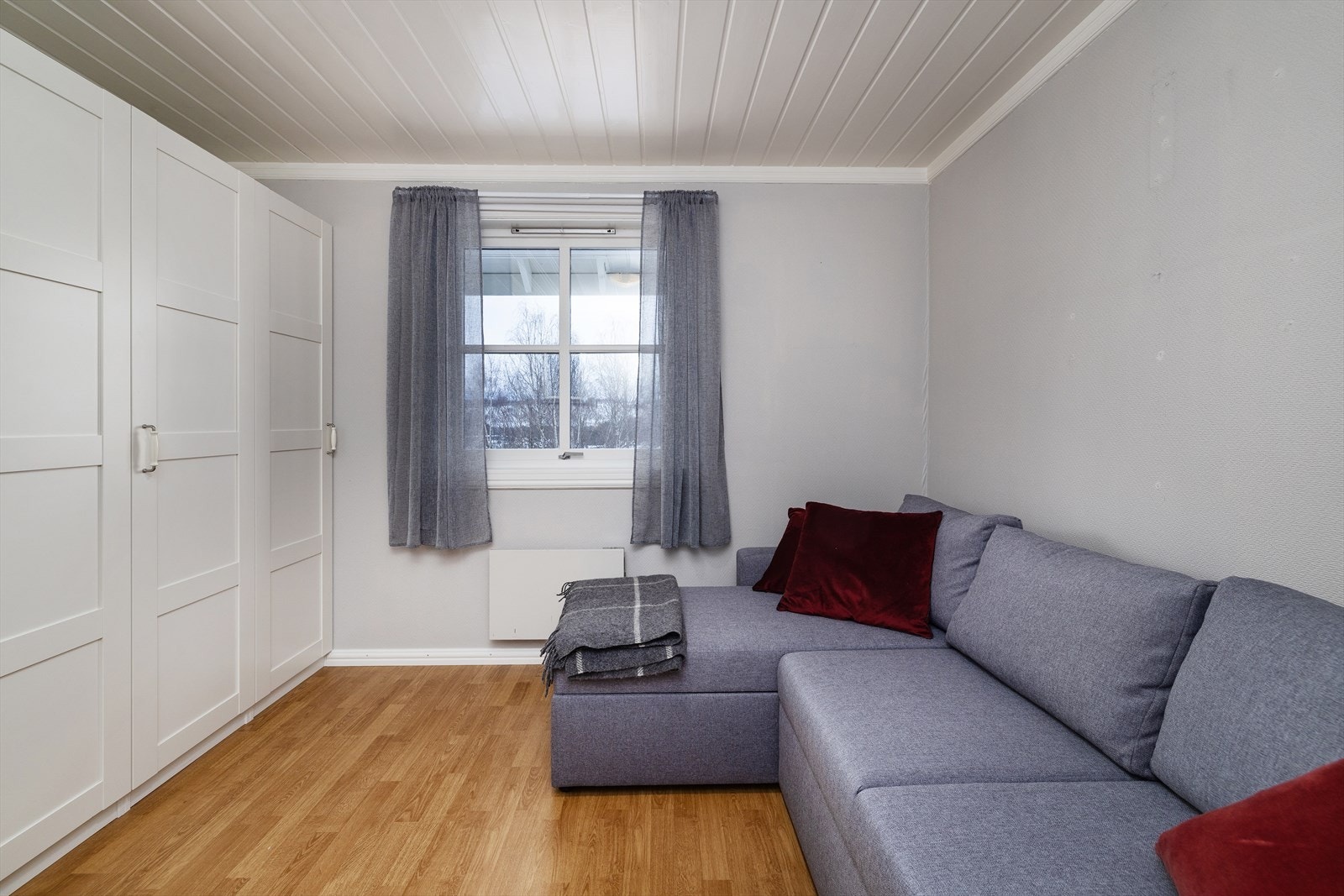 Et av soverommene i underetasjen, med plass til seng og garderobeløsning. Galleribilde