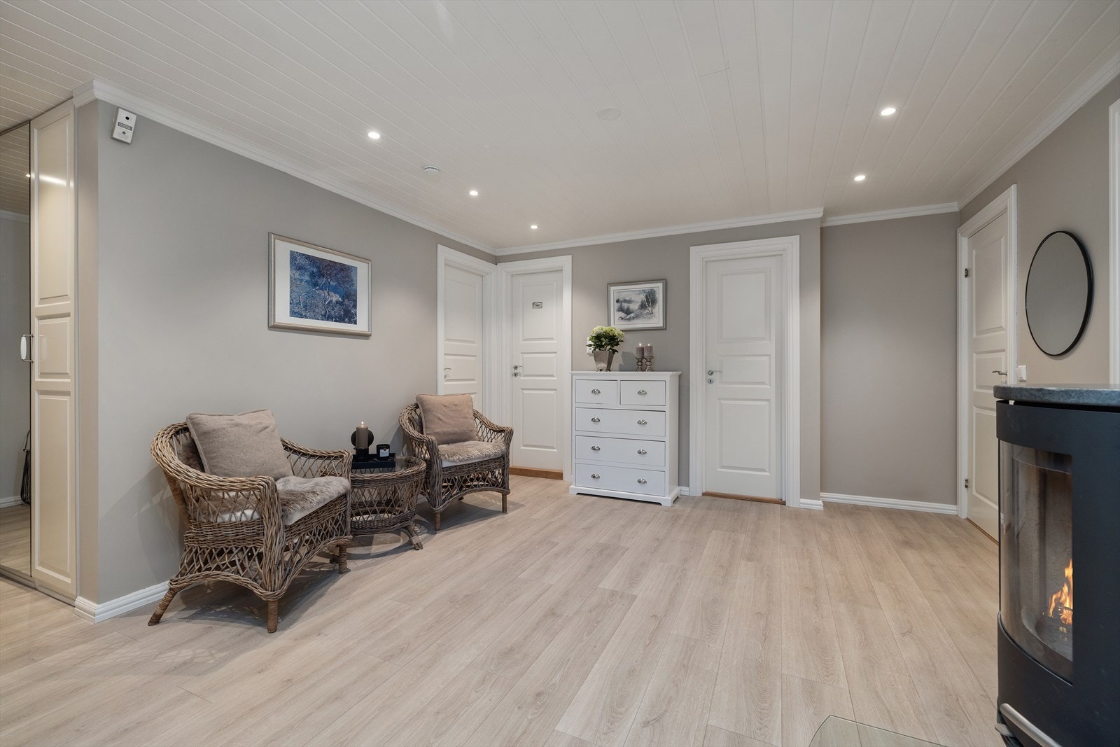 Gjennomgående laminatgulv og lyse overflater skaper en helhetlig stil. Galleribilde