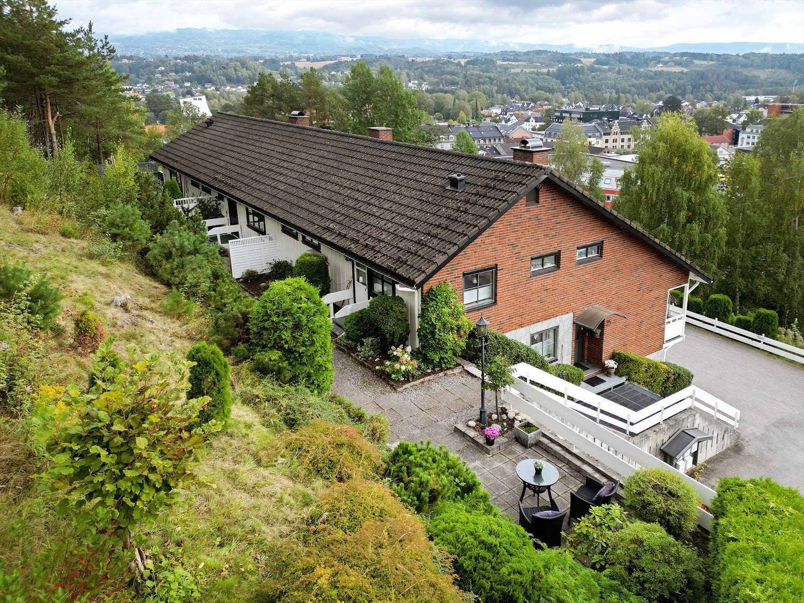 Eiendommen ligger høyt og fritt med gode utsiktsforhold over nærområdet. Galleribilde