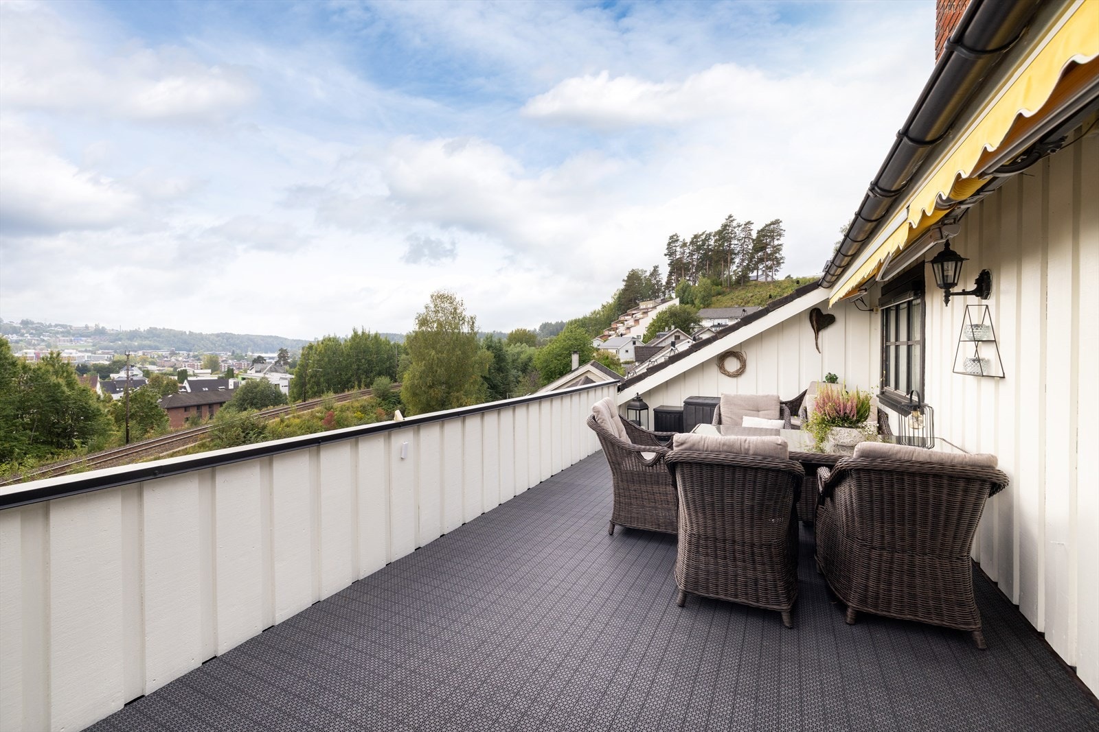 Verandaen strekker seg langs store deler av boligens fasade. Galleribilde