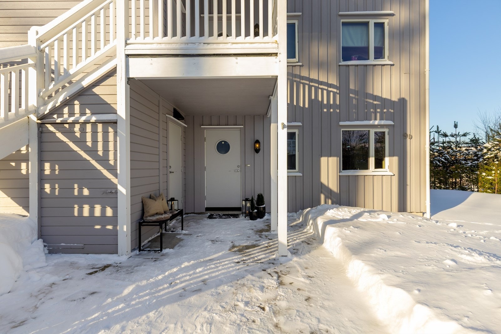 Døra til venstre er inn til en liten bod og teknisk rom. Her kommer morgensolen Galleribilde