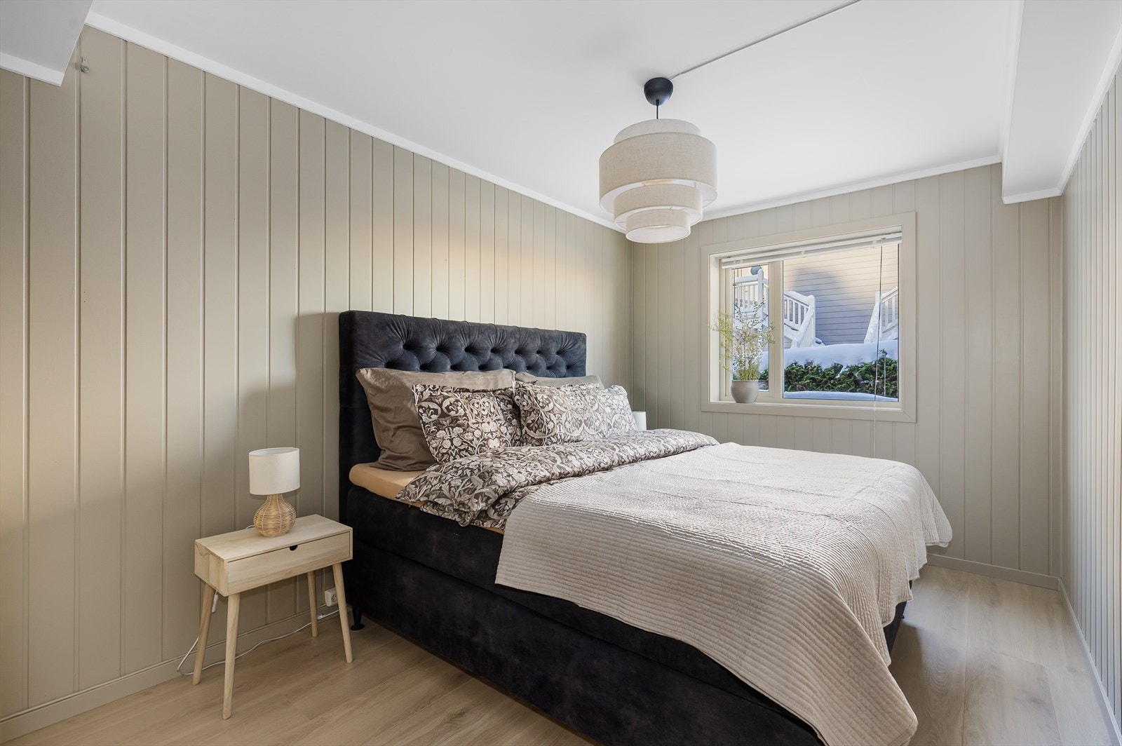 Hovedsoverommet er romslig og er malt i en behagelig farge Galleribilde