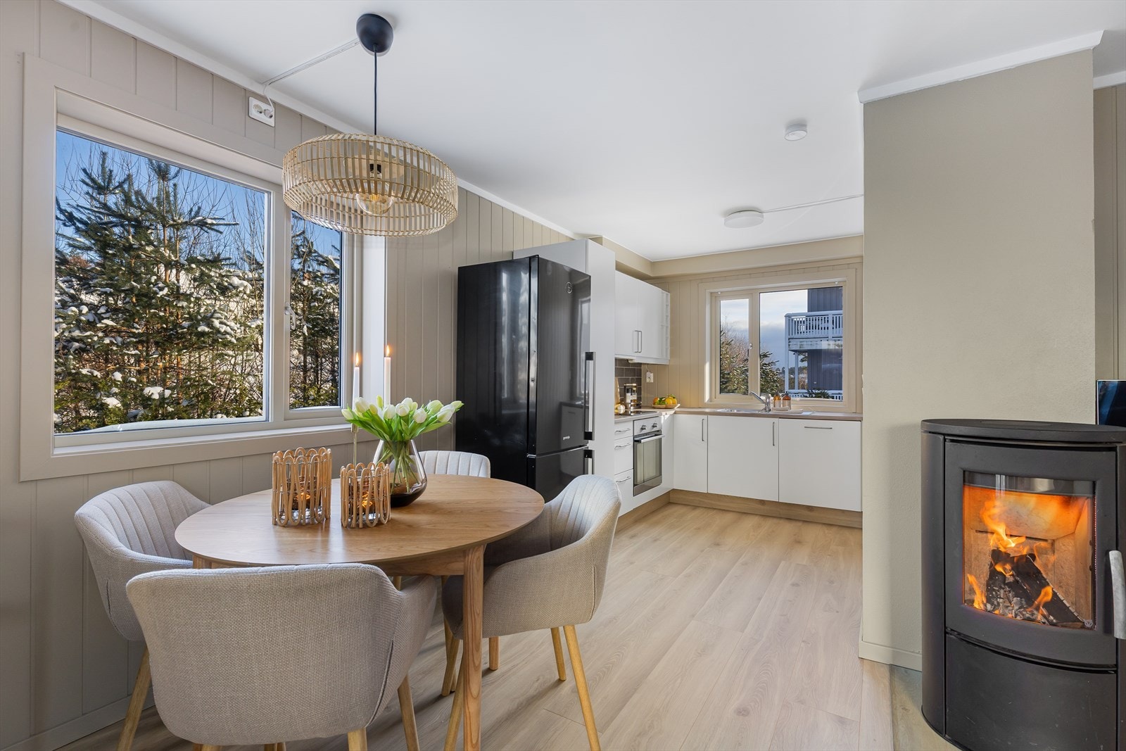 Kjøkkenet har en åpne løsning og gir deg en fin planløsning Galleribilde