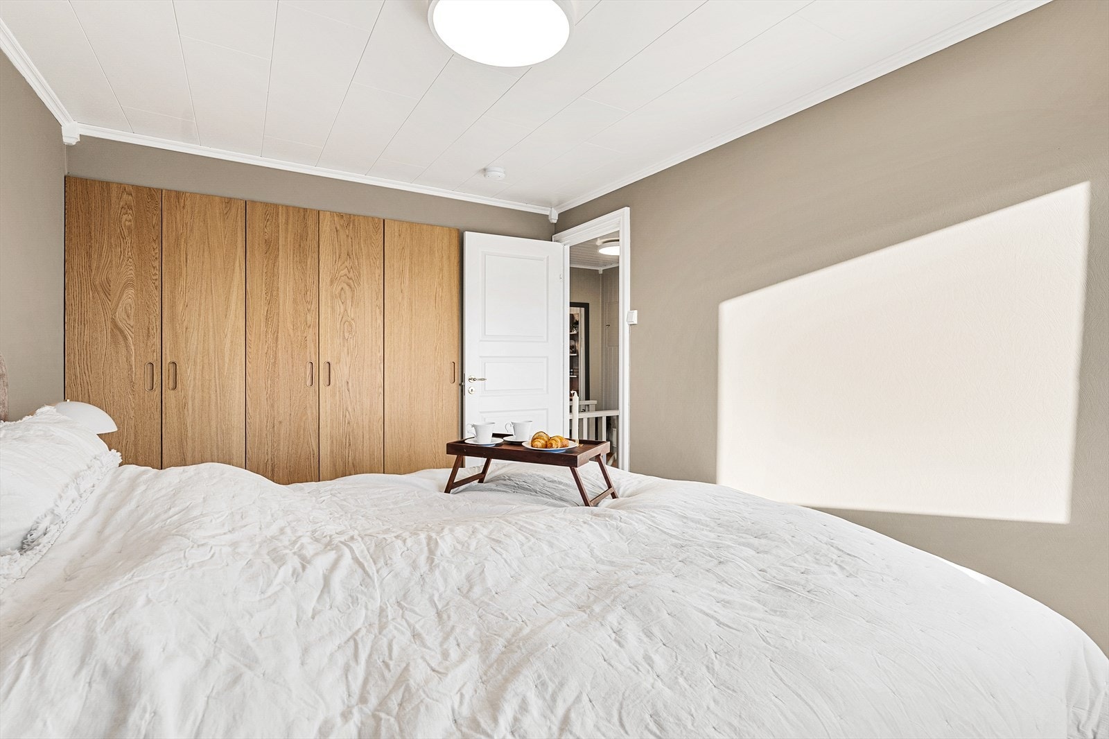 Garderobeskap montert (tidligere inngang til bad) Galleribilde