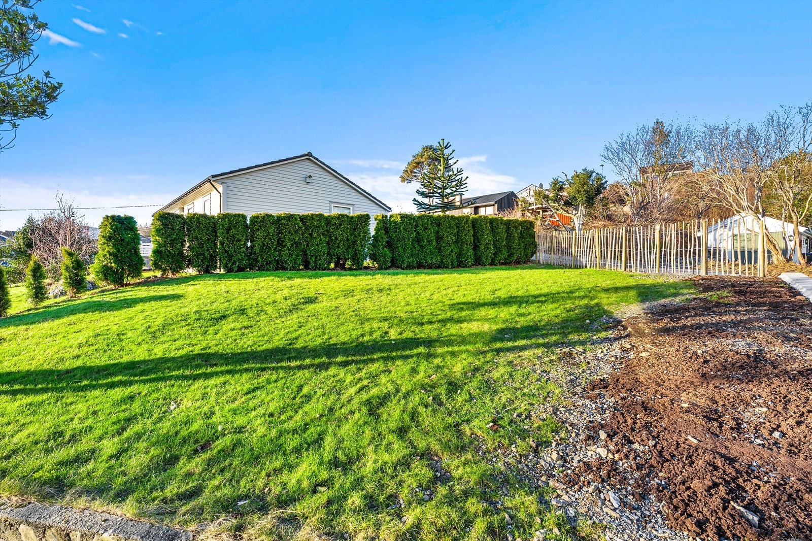 Deler av plen mot hekk står på naboens eiendom jfr. veldagte eiendomskart for grenser Galleribilde