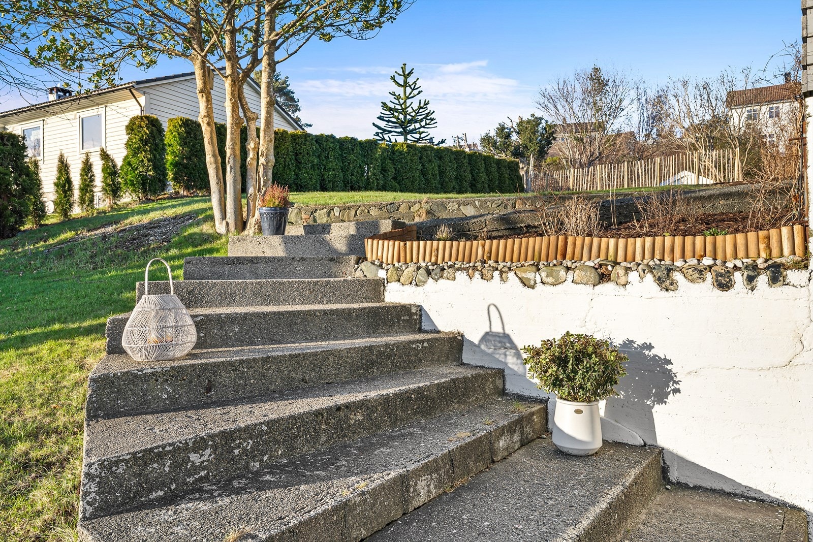 Selger har opparbeidet et staudebed ved trapp Galleribilde