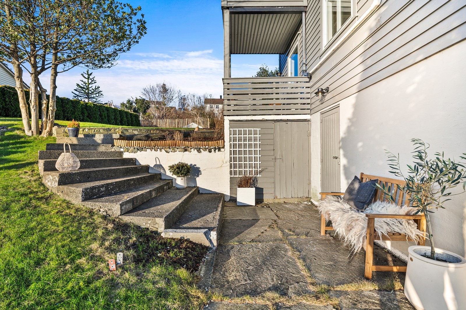 Utvendig bod under terrasse + inngang til kjeller/lagerplass Galleribilde