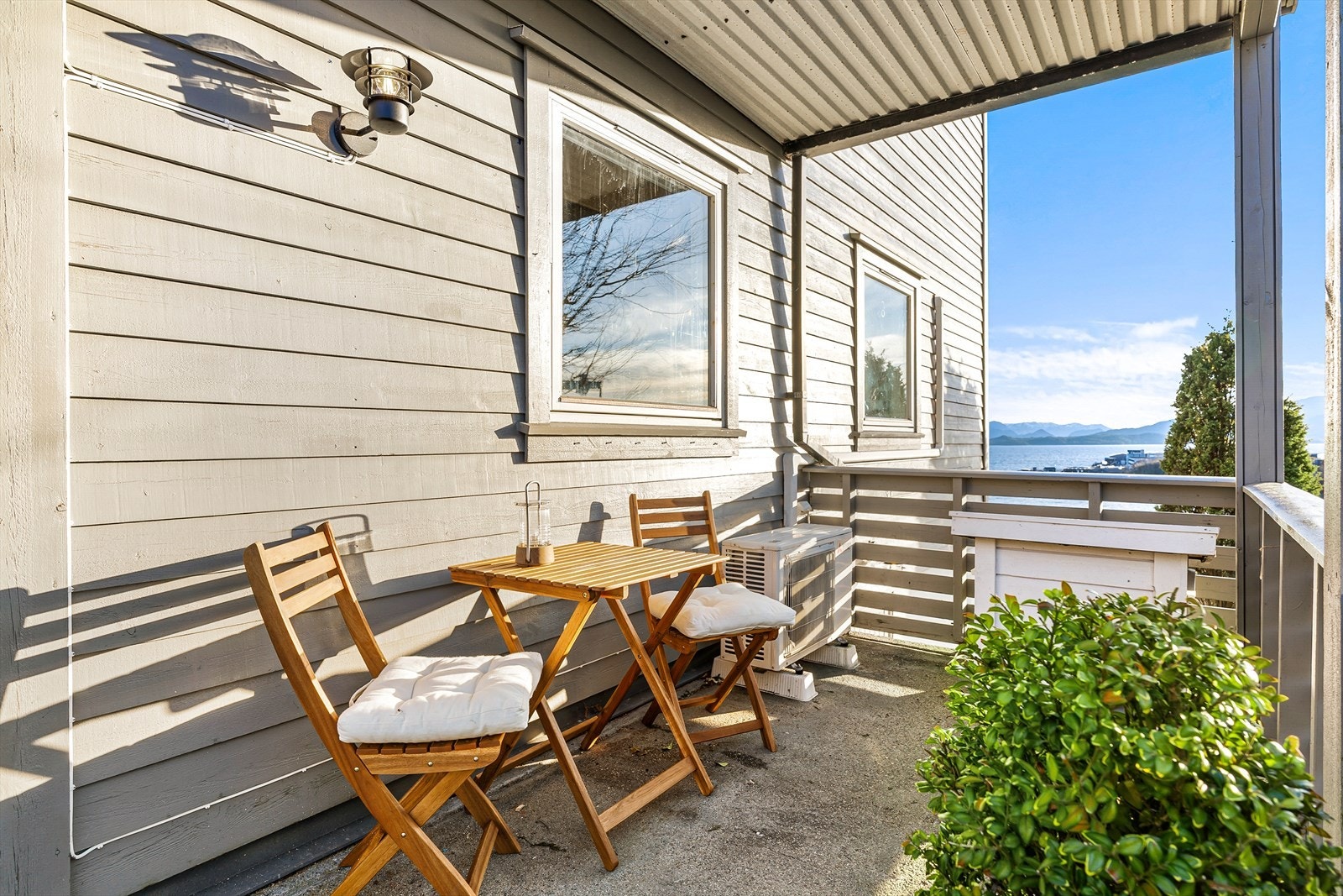 Vestvendt terrasse med gode solfohold Galleribilde