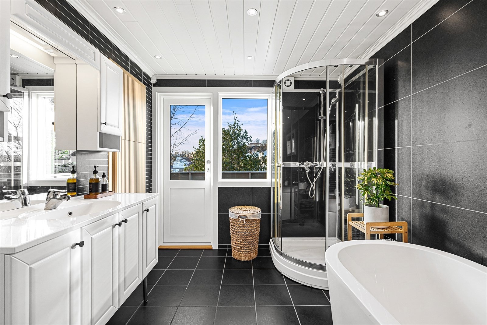 Romslig bad med både dusjkabinett og badekar Galleribilde