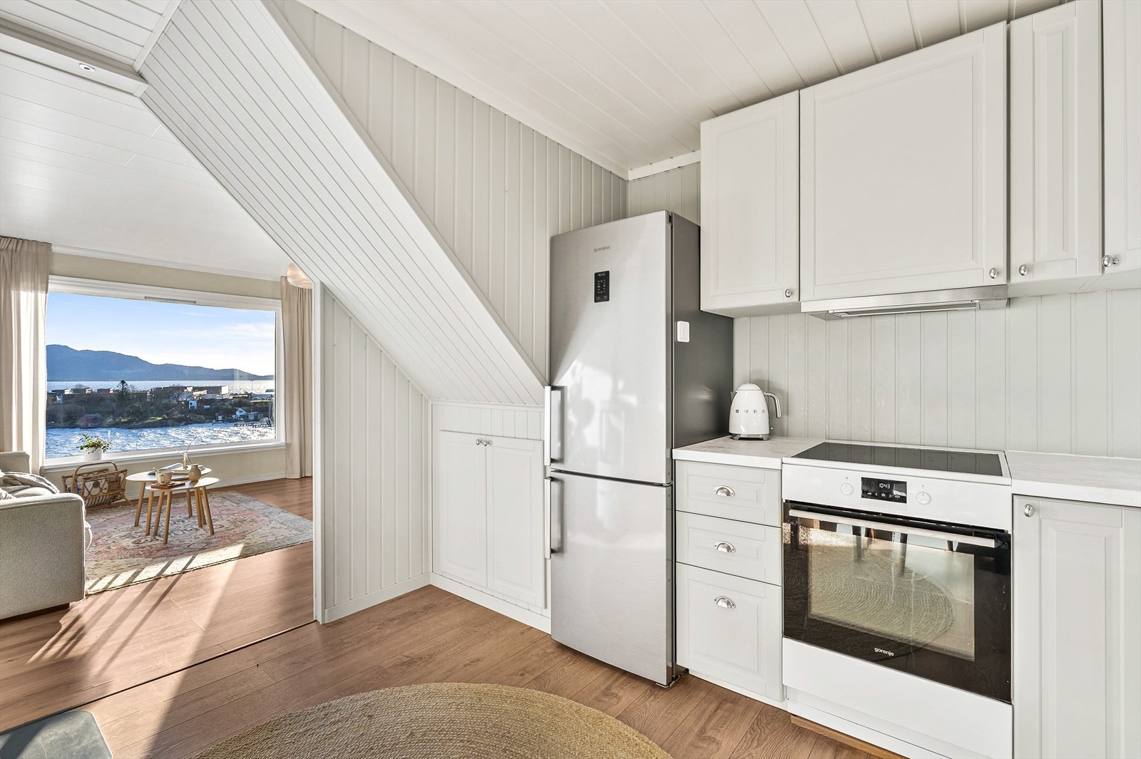 Skap til venstre for kjøl/frys har tomflaske-sjakt ned til kjeller Galleribilde