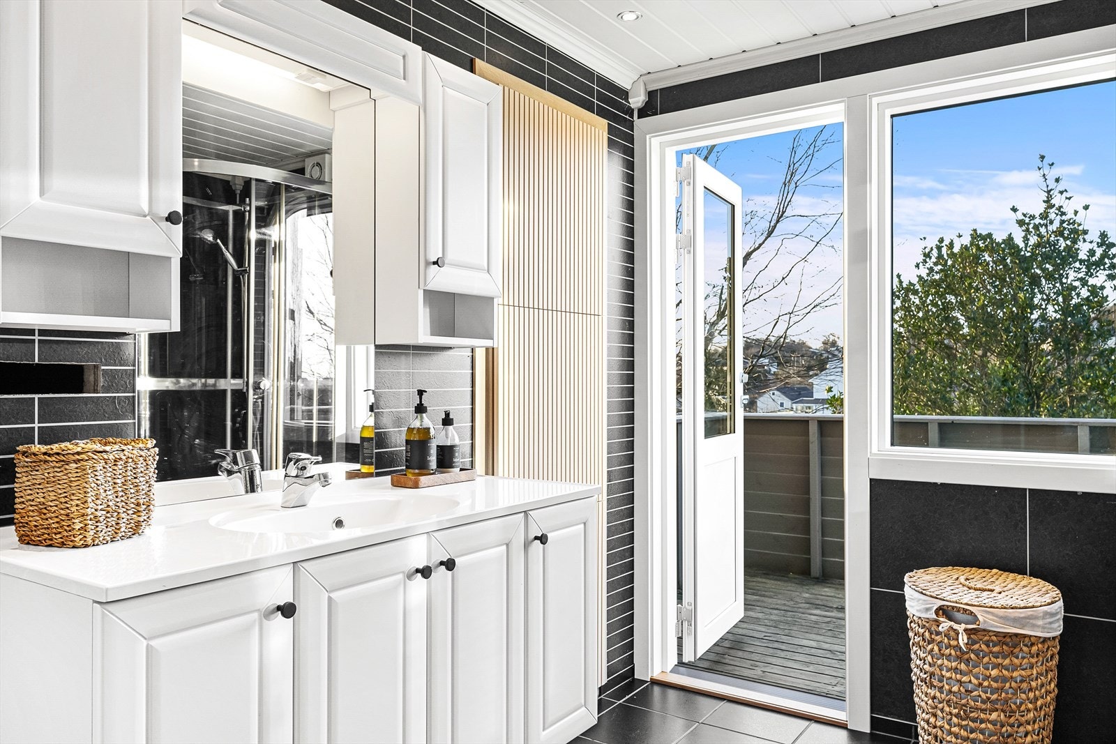 Ny balkongdør og vindu. Skap montert der det tidligere var dør inn til soverom. Galleribilde